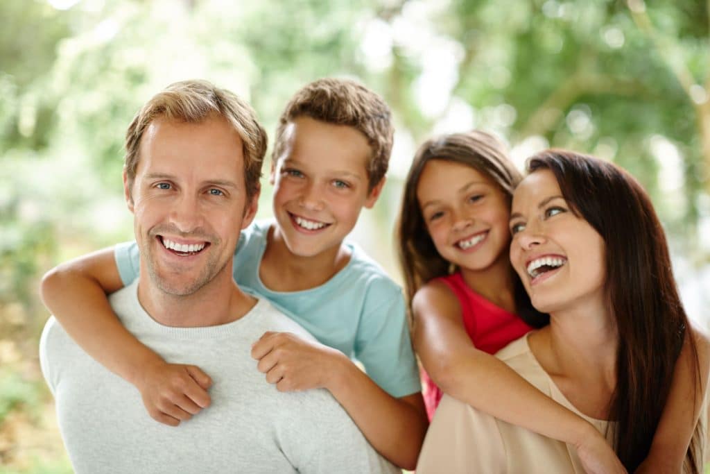 une famille qui sourit